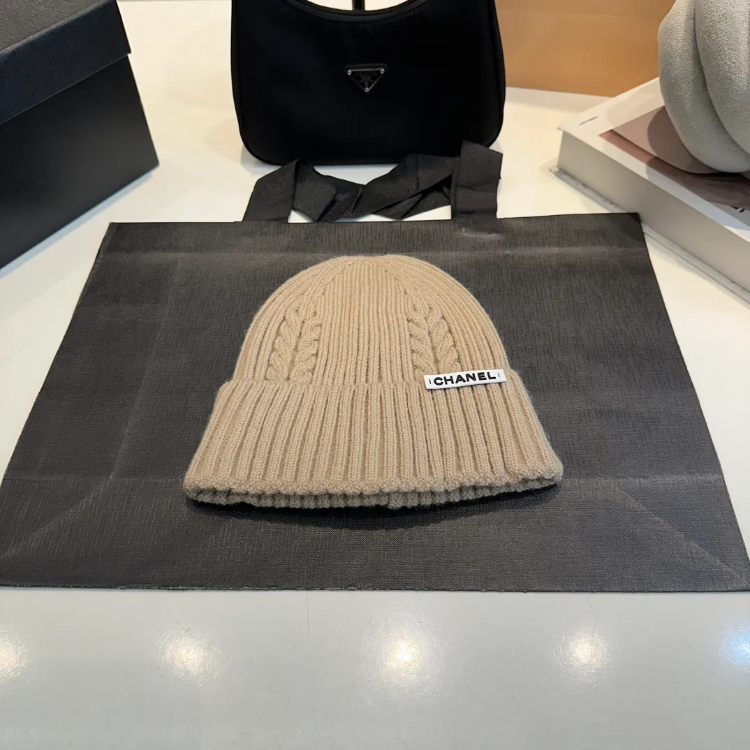 P50 CHANEL Autumn and Winter Striped Twist Wool Knitted Thick Cuffed Beanie Hat. The year-end heavy-duty high-looking fairy knitted hat is extremely versatile, easy on the head, and feels extremely soft and waxy. High-elastic rabbit wool does not deform.
