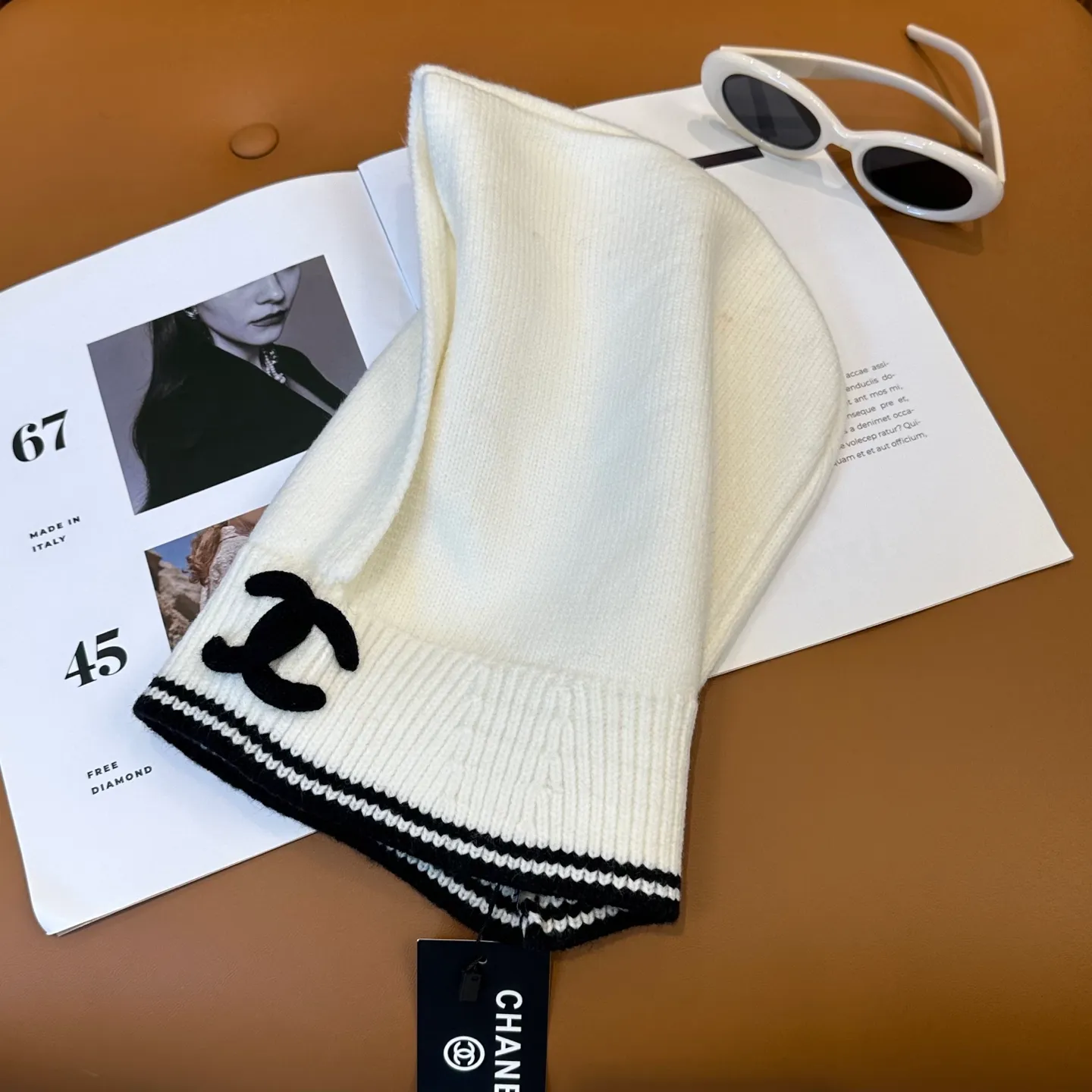 P70 Chanel Sisters, do you all own the Chanel 25b balaclava? 🤭, I checked the outfits of the little sisters in Xiaohongshu and really like them. It looks great when stacked with a peaked hat, or it is also good to use as a scarf. I love it 😍