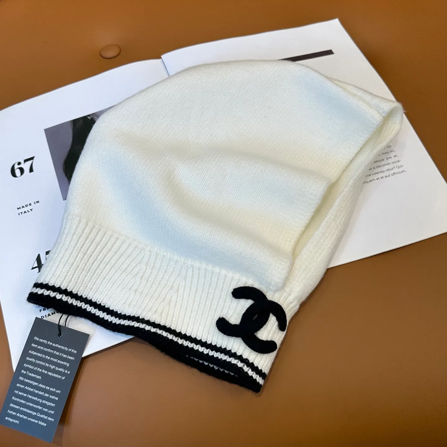 P70 Chanel Sisters, do you all own the Chanel 25b balaclava? 🤭, I checked the outfits of the little sisters in Xiaohongshu and really like them. It looks great when stacked with a peaked hat, or it is also good to use as a scarf. I love it 😍