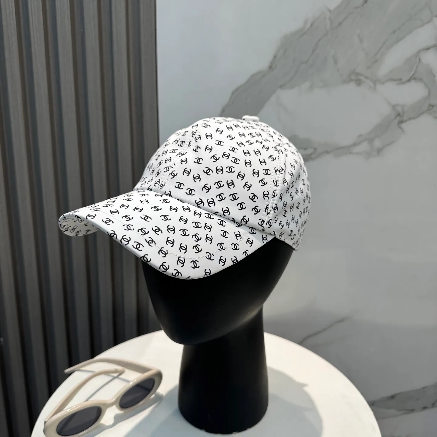 P100 Chanel's new high-version baseball cap, a classic baseball cap style, suitable for various occasions. Whether it is paired with casual wear or sportswear, it can easily enhance the fashion sense of the overall look. It is a trendy item that fashion lovers cannot miss.