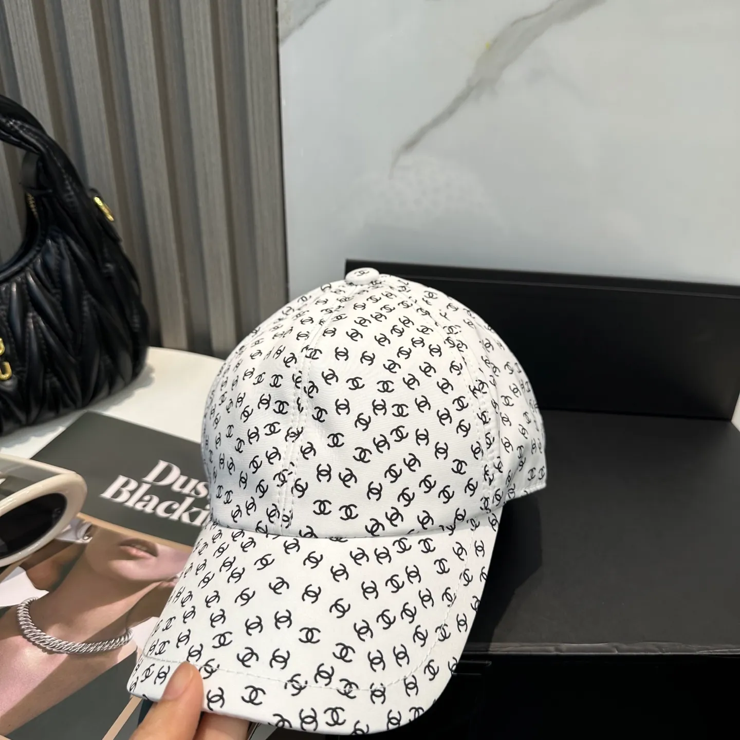 P100 Chanel's new high-version baseball cap, a classic baseball cap style, suitable for various occasions. Whether it is paired with casual wear or sportswear, it can easily enhance the fashion sense of the overall look. It is a trendy item that fashion lovers cannot miss.