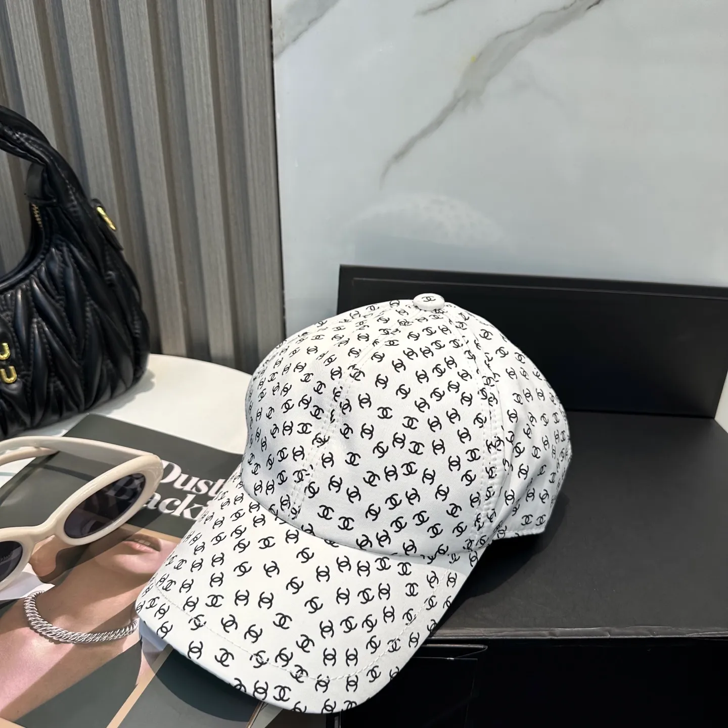 P100 Chanel's new high-version baseball cap, a classic baseball cap style, suitable for various occasions. Whether it is paired with casual wear or sportswear, it can easily enhance the fashion sense of the overall look. It is a trendy item that fashion lovers cannot miss.