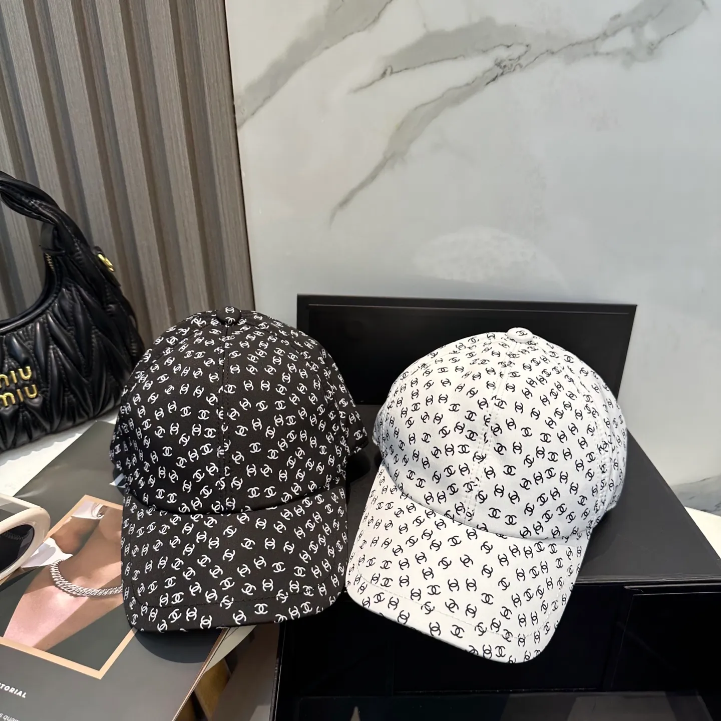 P100 Chanel's new high-version baseball cap, a classic baseball cap style, suitable for various occasions. Whether it is paired with casual wear or sportswear, it can easily enhance the fashion sense of the overall look. It is a trendy item that fashion lovers cannot miss.