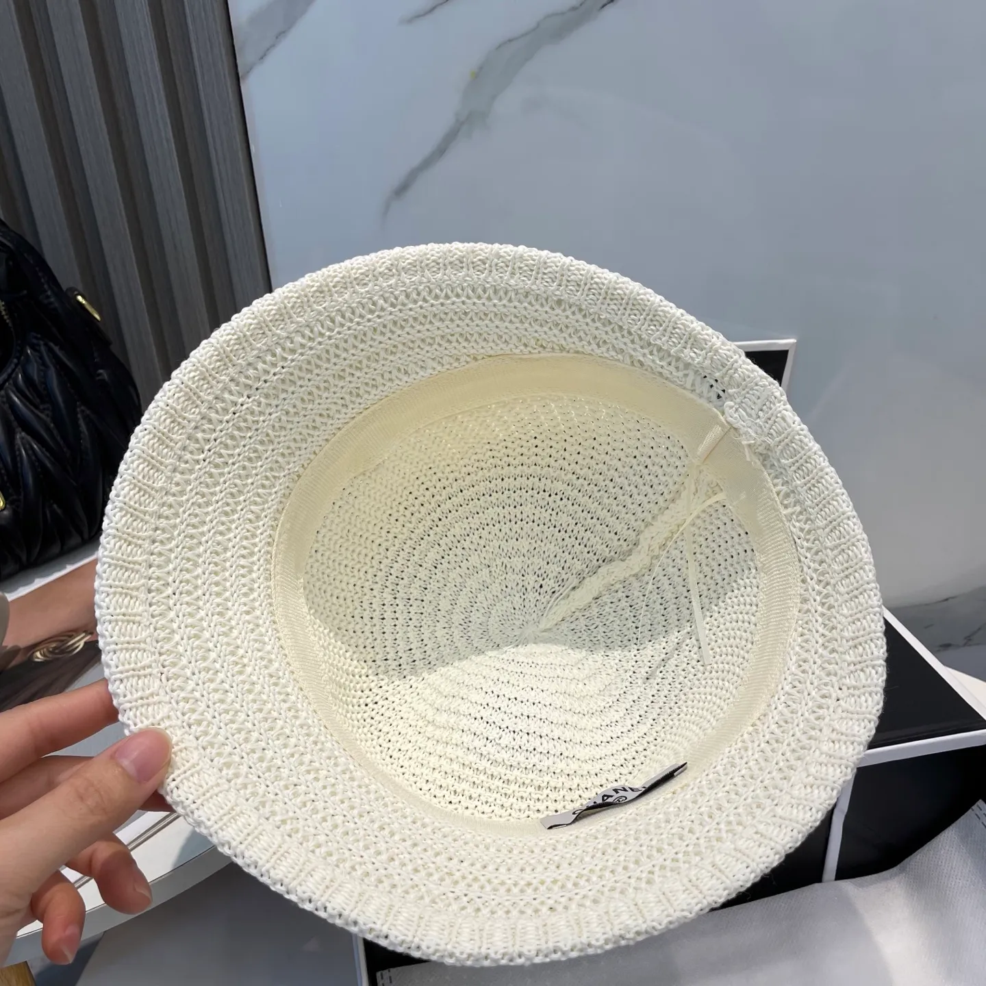 P60 CHANEL knitted basin hat, sun protection fisherman hat made of high density, a super tasteful knitted hat ~ the first choice for going out on the street! The shape of the hat is super nice, the color is perfect, and it’s light to carry! A must-have for little fairies🧚Head circumference 57cm