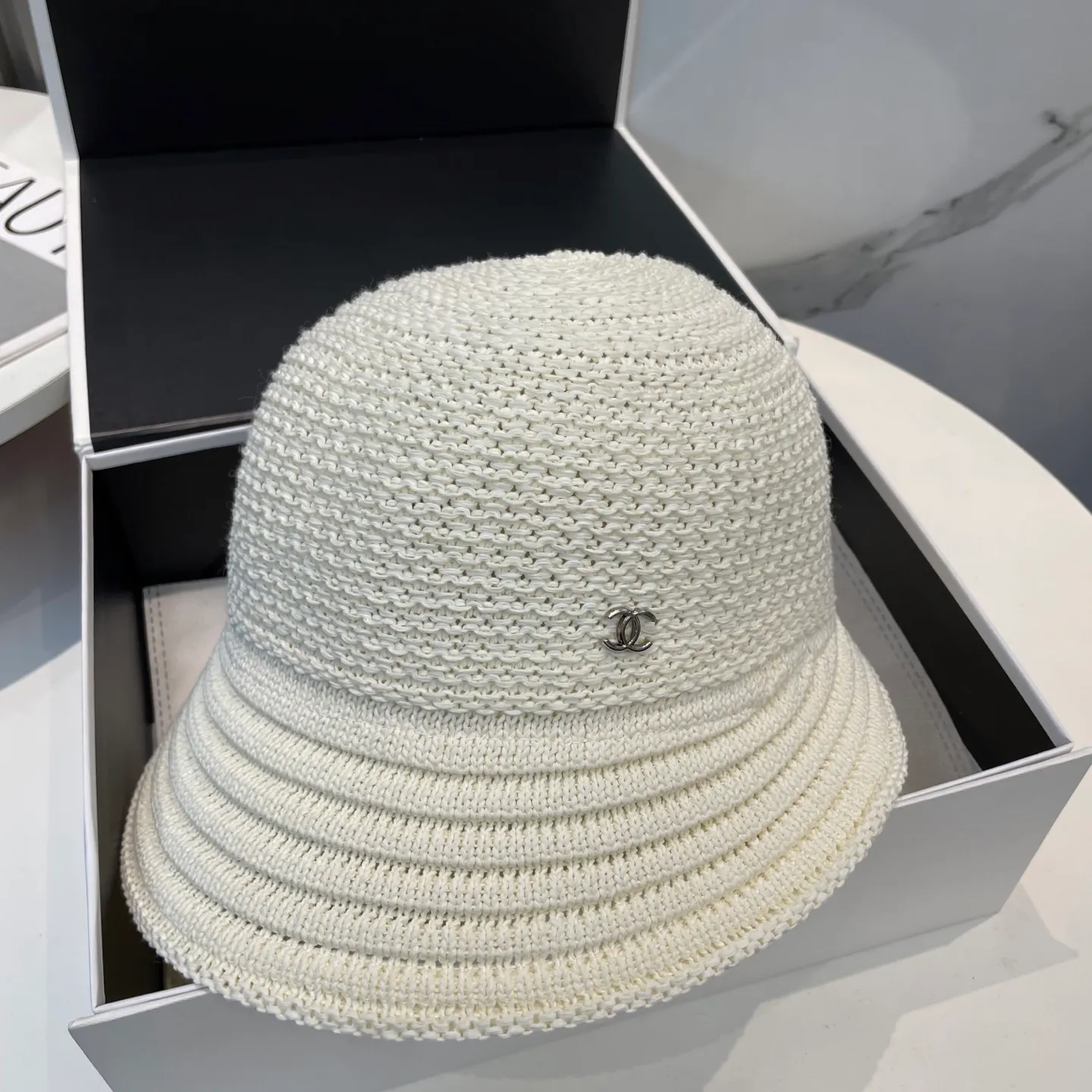 P60 CHANEL knitted basin hat, sun protection fisherman hat made of high density, a super tasteful knitted hat ~ the first choice for going out on the street! The shape of the hat is super nice, the color is perfect, and it’s light to carry! A must-have for little fairies🧚Head circumference 57cm