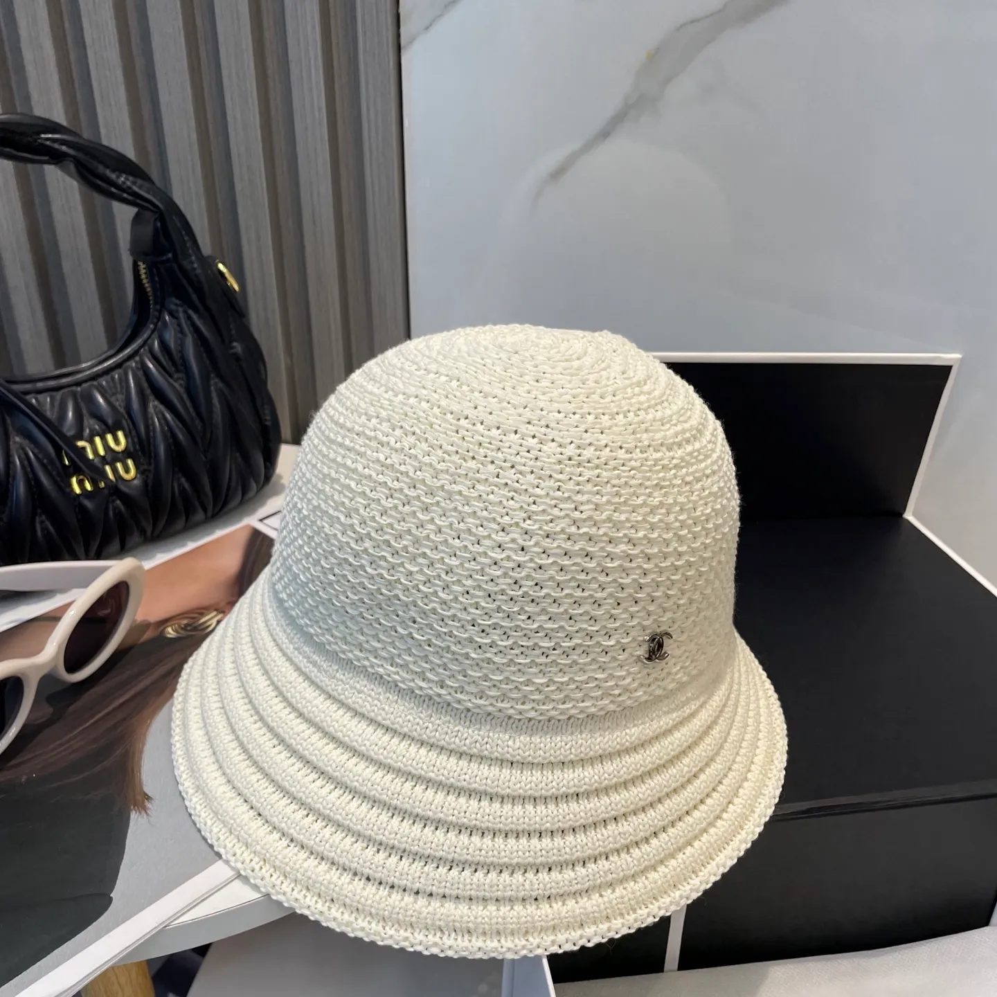 P60 CHANEL knitted basin hat, sun protection fisherman hat made of high density, a super tasteful knitted hat ~ the first choice for going out on the street! The shape of the hat is super nice, the color is perfect, and it’s light to carry! A must-have for little fairies🧚Head circumference 57cm