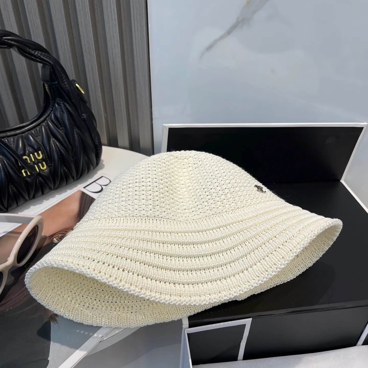 P60 CHANEL knitted basin hat, sun protection fisherman hat made of high density, a super tasteful knitted hat ~ the first choice for going out on the street! The shape of the hat is super nice, the color is perfect, and it’s light to carry! A must-have for little fairies🧚Head circumference 57cm