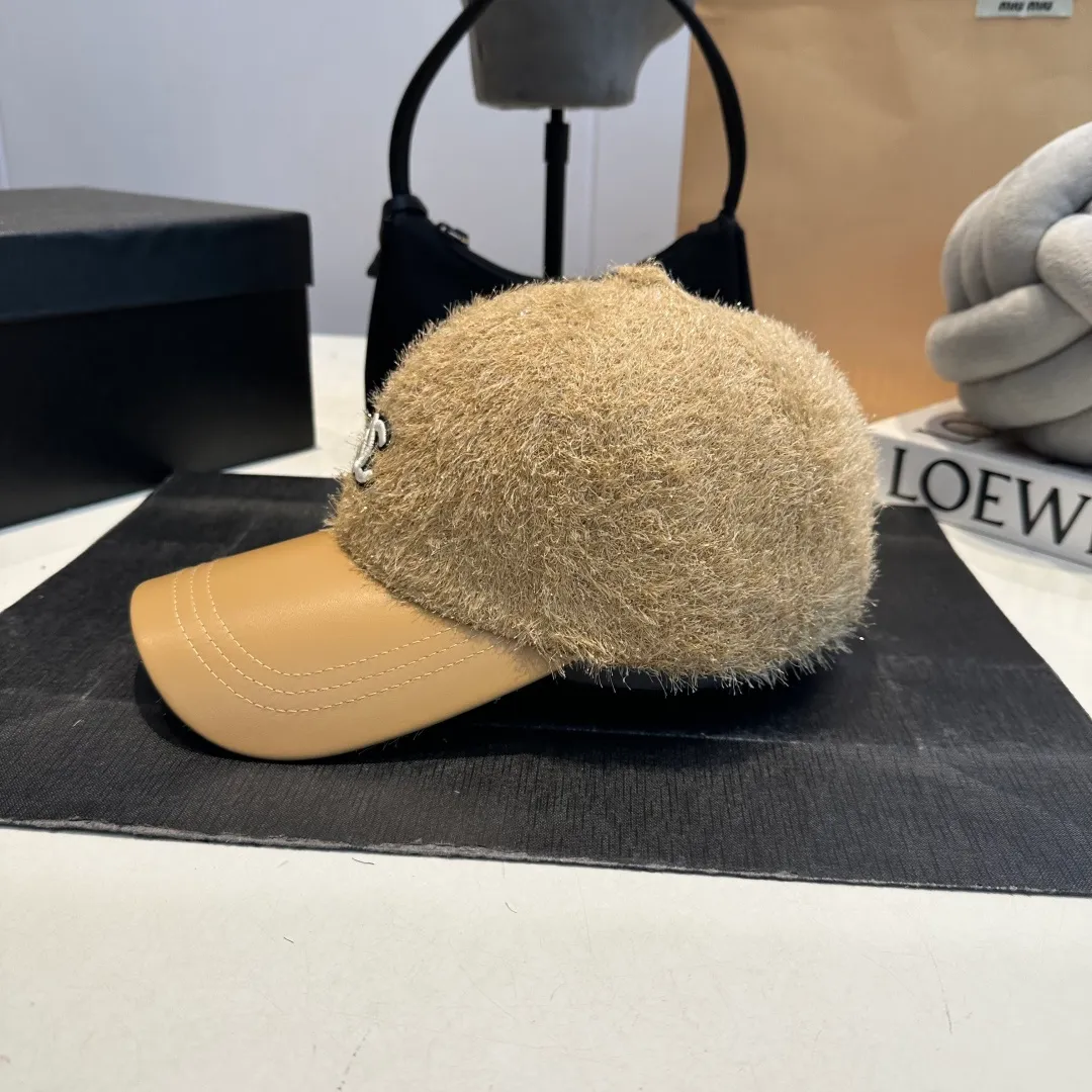 P60 CHANEL Chanel's new autumn and winter small fragrance style baseball cap🧢, the big brand model is super easy to match, one that you can wear with your eyes closed