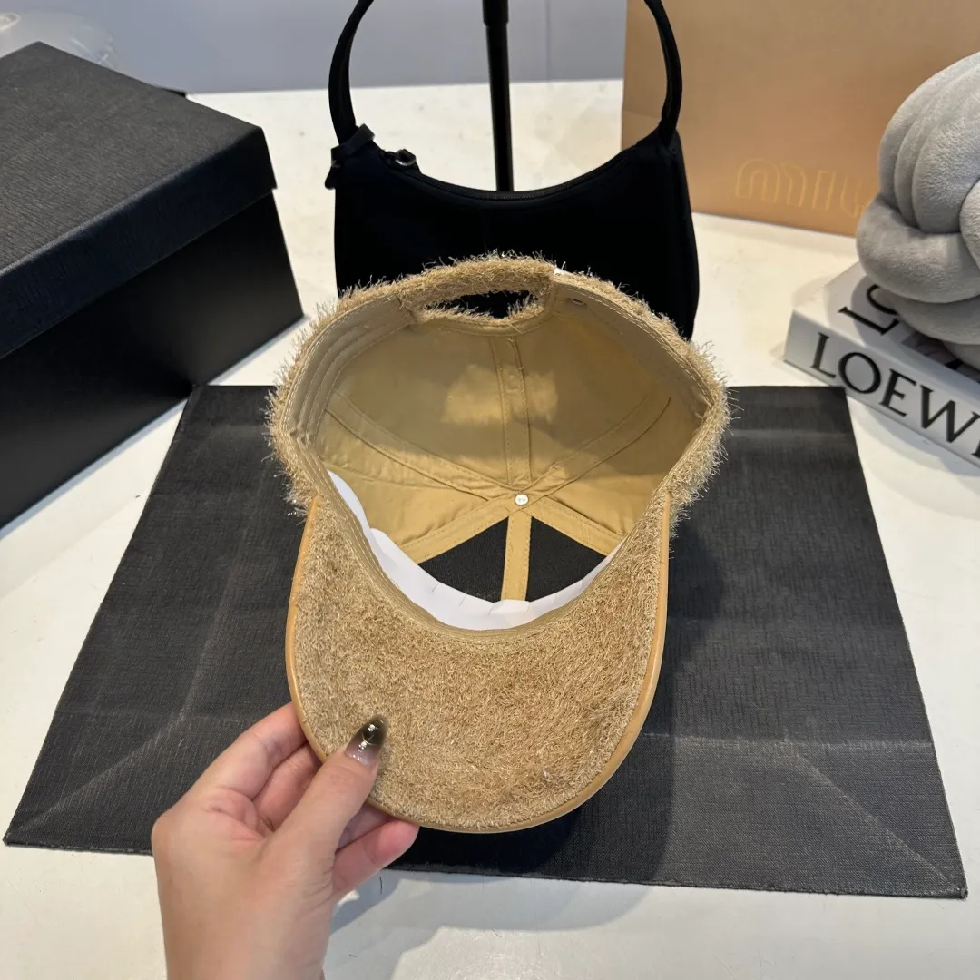 P60 CHANEL Chanel's new autumn and winter small fragrance style baseball cap🧢, the big brand model is super easy to match, one that you can wear with your eyes closed