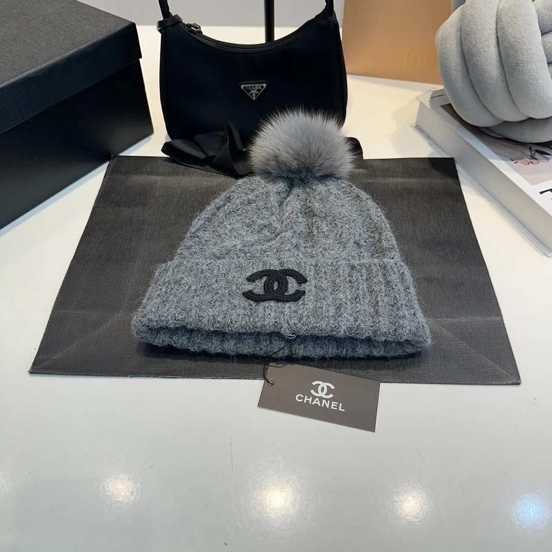 P90 CHANEL Chanel Orphan Fur Ball Autumn and Winter New Big Brand Wool Knitted Beanie One-size-fits-all, complete with tags ~ Very easy to match when out on the street!