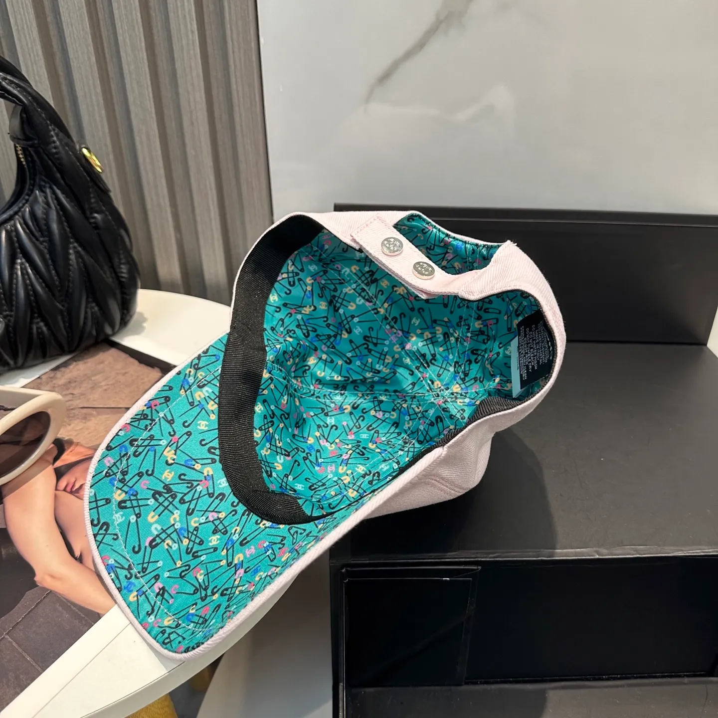 P90 Chanel (Chanel) counter new double-sided embroidered baseball cap🧢1:1 mold customization, three-dimensional embroidery, exquisite and flawless! 100% pure cotton fabric, original factory quality, exclusive physical photography.