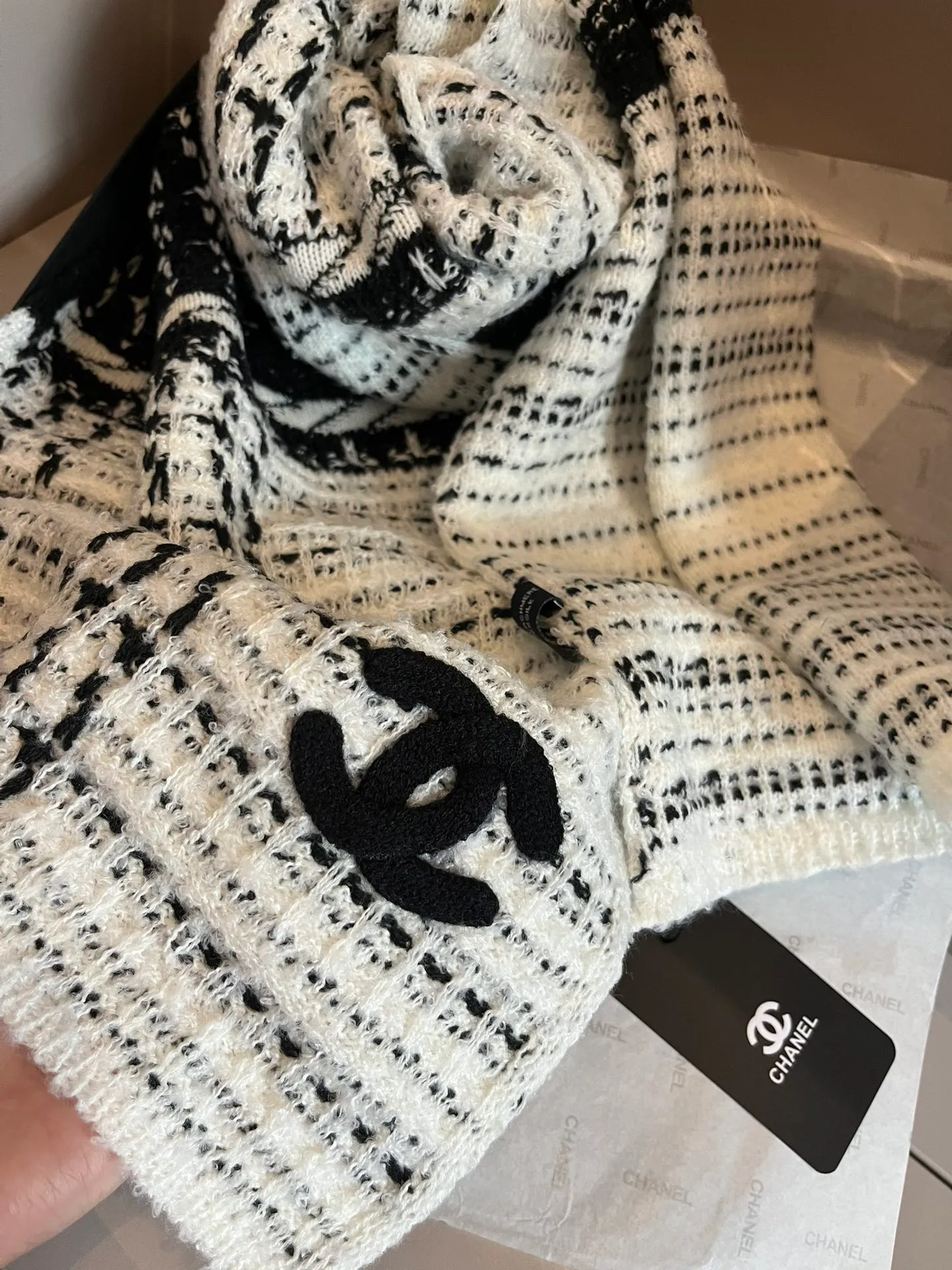 💰270¥ Chanel knitted hat and scarf set