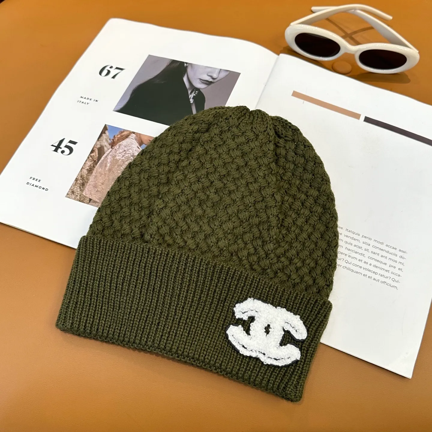 P70 Chanel official website quality Chanel autumn and winter fashion blogger recommended knitted hat, which hides a quiet sense of luxury. Every line is neat and generous, simple but not simple, generous and stylish. Every detail shows high-end taste, and the sense of fashion becomes more and more intriguing in the restraint.