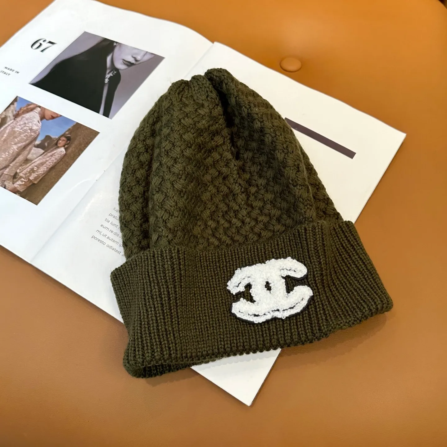 P70 Chanel official website quality Chanel autumn and winter fashion blogger recommended knitted hat, which hides a quiet sense of luxury. Every line is neat and generous, simple but not simple, generous and stylish. Every detail shows high-end taste, and the sense of fashion becomes more and more intriguing in the restraint.