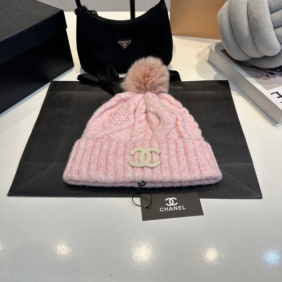 P90 CHANEL Chanel Orphan Fur Ball Autumn and Winter New Big Brand Wool Knitted Beanie One-size-fits-all, complete with tags ~ Very easy to match when out on the street!