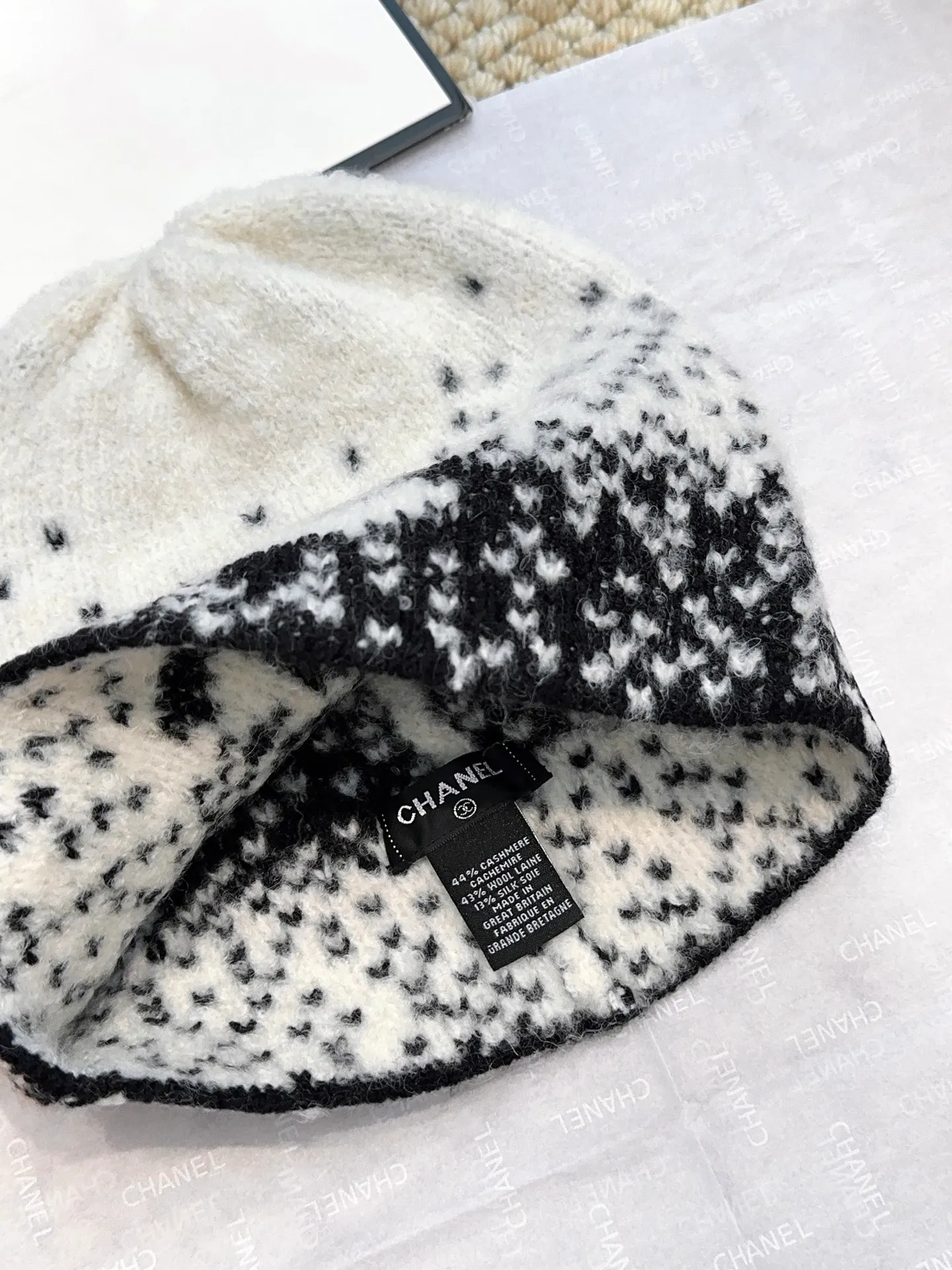 Scarf P540, hat P400, single selection available. New! Chanel (Chanel) gradient color block pattern scarf is made of wool blended material and 7-needle drawing process. The surface of the fabric has three-dimensional textures, a sense of layering, and a concave and convex grid texture. After the weaving is completed, the logo black and white classic color scarf is hand-picked to show the elegance. Wear it casually to create a simple and fashionable feeling and immediately enhance the overall look. 43% wool 13% silk 44% cashmere