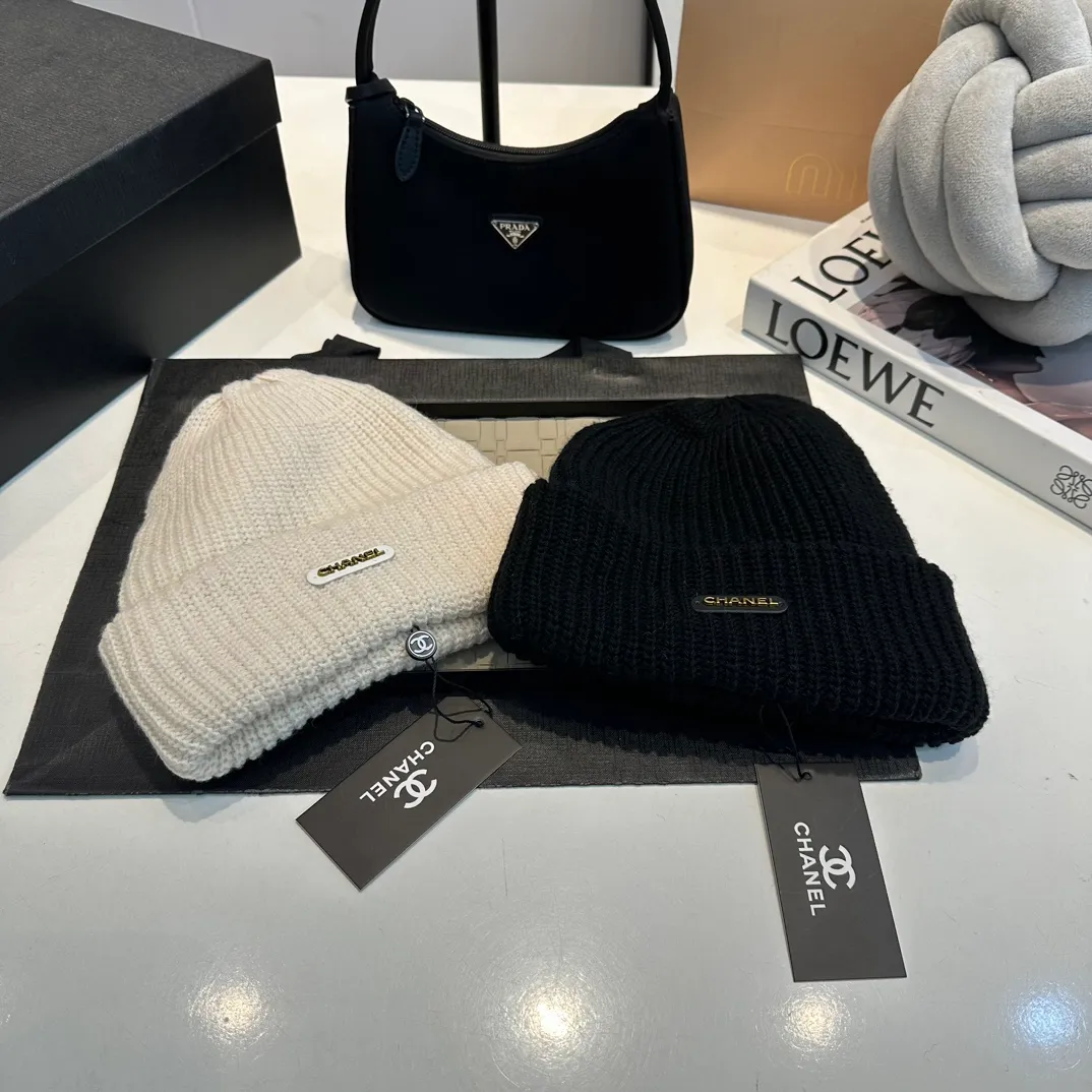 P60 Chanel Chanel's new autumn and winter woolen hat is the same for men and women. It contains 70% wool fabric and has complete internal labels.  The latest technology, one-piece molding, is super beautiful. The autumn and winter wool knitted beanie feels good to the touch ~ the color is super white ~ and it has a great atmosphere when taking photos, and it is very versatile ~