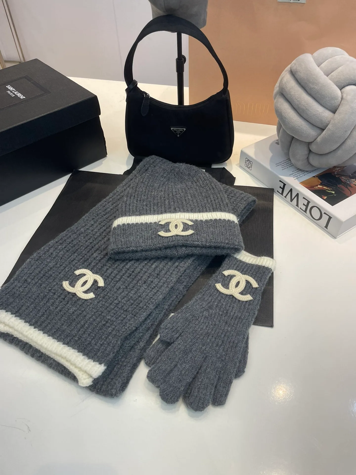 P180 CHANEL [Wool Suit, Scarf + Gloves + Hat-] Classic suit, hat, wool knitted hat and gloves, warm and super comfortable for winter. It’s a magical tool for young ladies to reduce their age~warm and fashionable! Can be made into mother-daughter parent-child style. Scarf: 185/35cm. Hat. Head circumference around 57 cm.