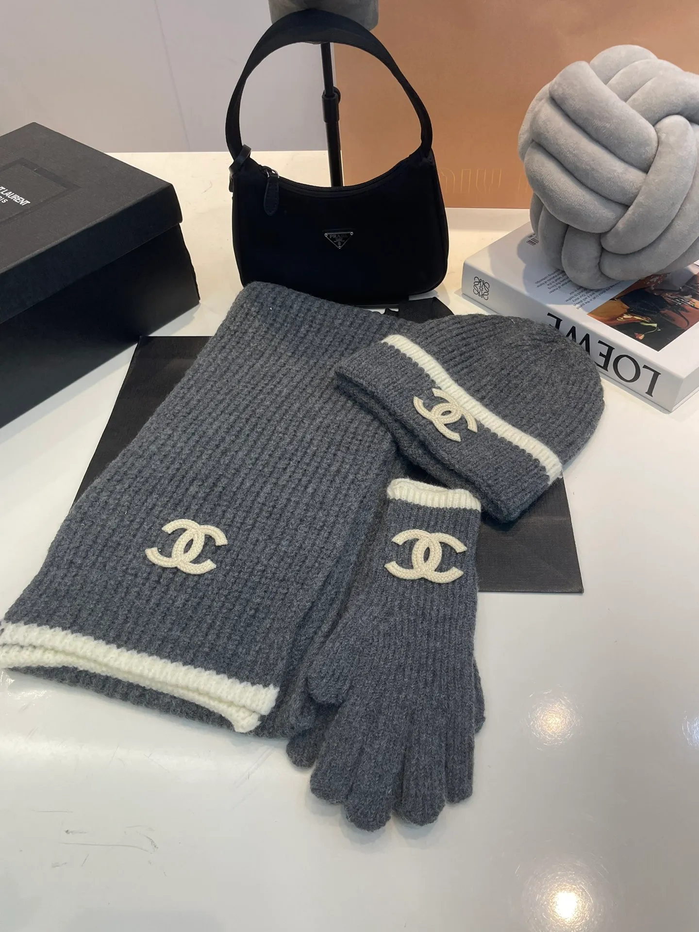 P180 CHANEL [Wool Suit, Scarf + Gloves + Hat-] Classic suit, hat, wool knitted hat and gloves, warm and super comfortable for winter. It’s a magical tool for young ladies to reduce their age~warm and fashionable! Can be made into mother-daughter parent-child style. Scarf: 185/35cm. Hat. Head circumference around 57 cm.