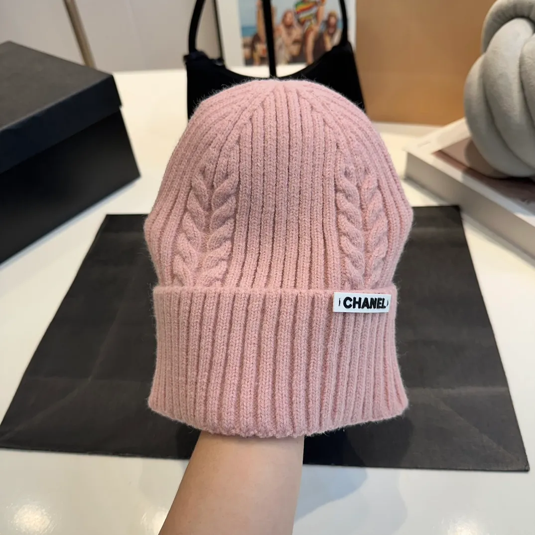 P50 CHANEL Autumn and Winter Striped Twist Wool Knitted Thick Cuffed Beanie Hat. The year-end heavy-duty high-looking fairy knitted hat is extremely versatile, easy on the head, and feels extremely soft and waxy. High-elastic rabbit wool does not deform.