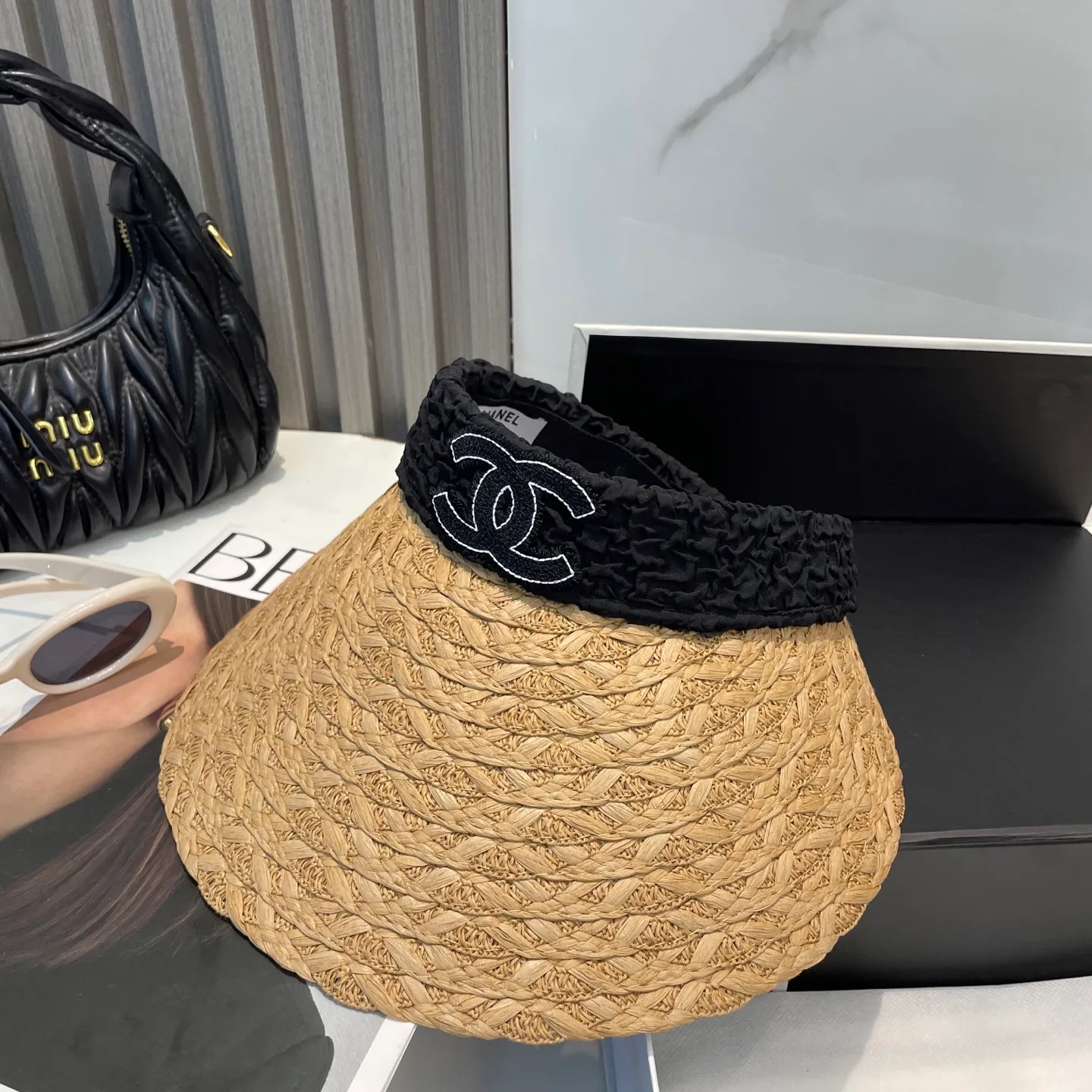P70 Chanel's new hollow top hat, sweet style 💙Because the hat is hollow, you won't feel stuffy in summer and it doesn't pick up your hairstyle and face shape! The sun protection effect is no less than that of a professional sun protection cloth hat. Just buy the western style one🙄