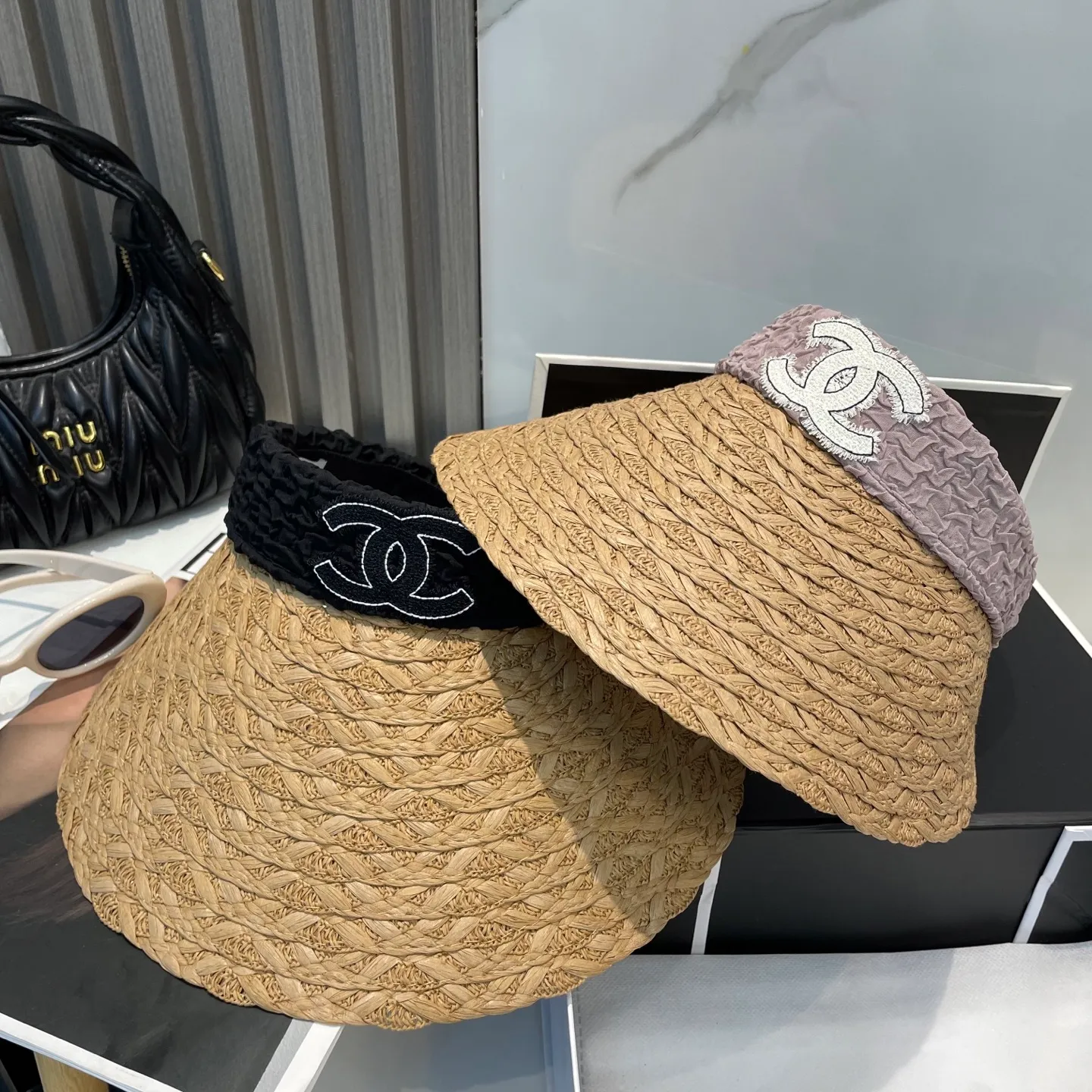 P70 Chanel's new hollow top hat, sweet style 💙Because the hat is hollow, you won't feel stuffy in summer and it doesn't pick up your hairstyle and face shape! The sun protection effect is no less than that of a professional sun protection cloth hat. Just buy the western style one🙄