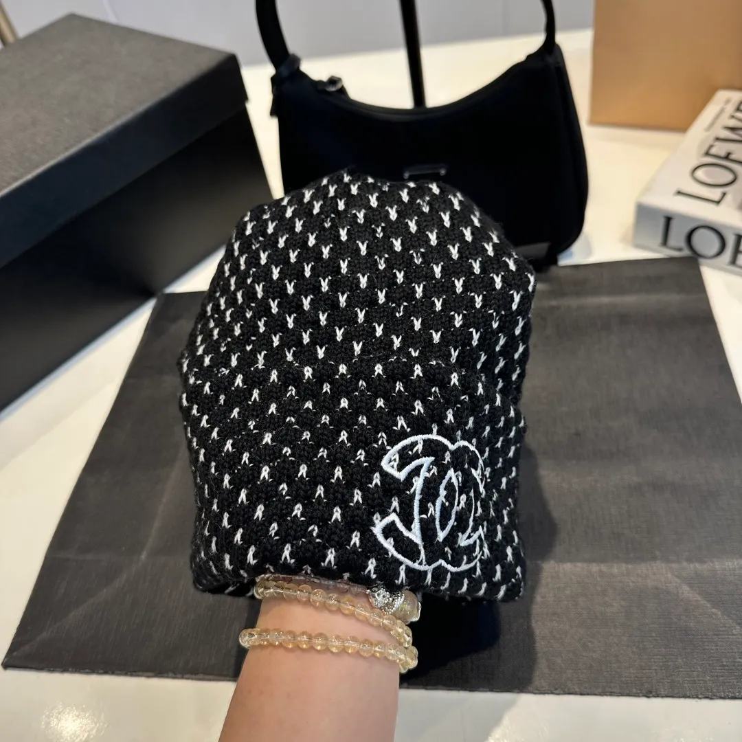 P60 Chanel knitted beanie