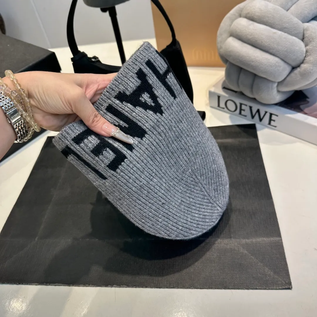 P70 2025 Official Chanel Chanel Autumn and Winter Beanie Recommended by Internet Celebrity Fashion Bloggers, Xiaohongshu Popular Style, Knitted Beanie with Super Soft and Comfortable Feel, Excellent Elasticity!