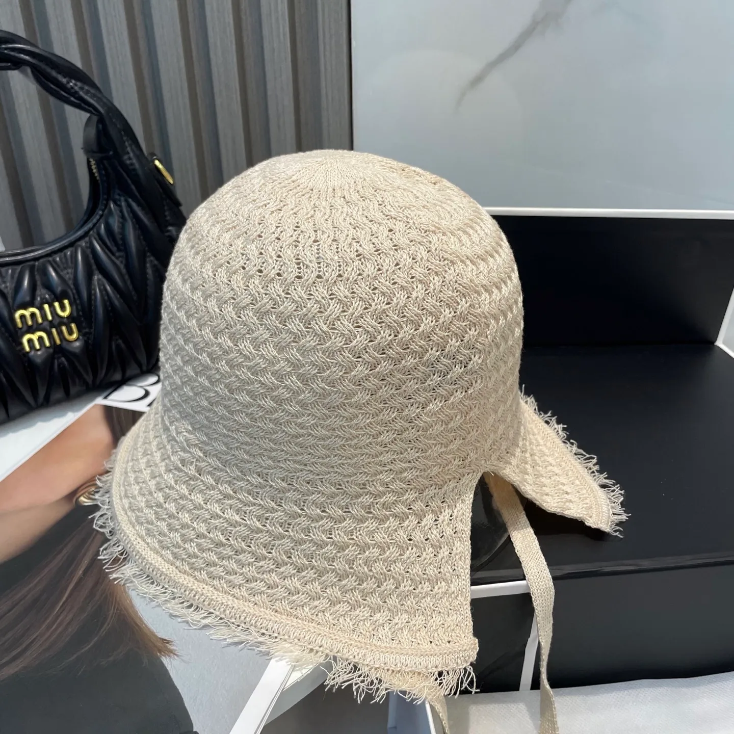 P80 CHANEL's new knitted basin hat, made of high density, a super tasteful knitted hat ~ the first choice for going out on the street! The shape of the hat is super nice, the color is perfect, and it’s light to carry! A must-have for little fairies🧚Head circumference 57cm