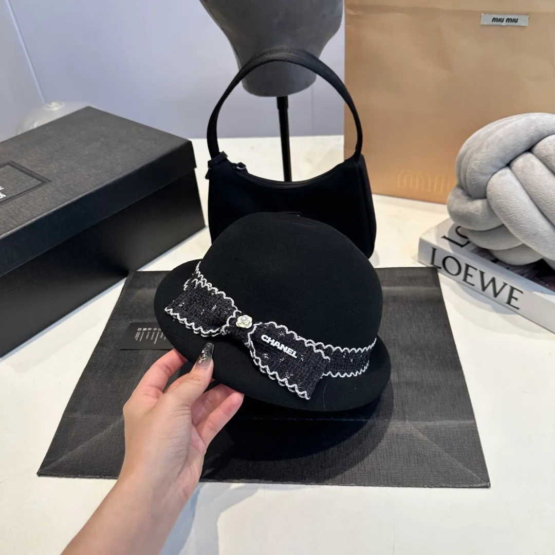 P170 Chanel Chanel classic lady style bowler hat, head circumference 57cm