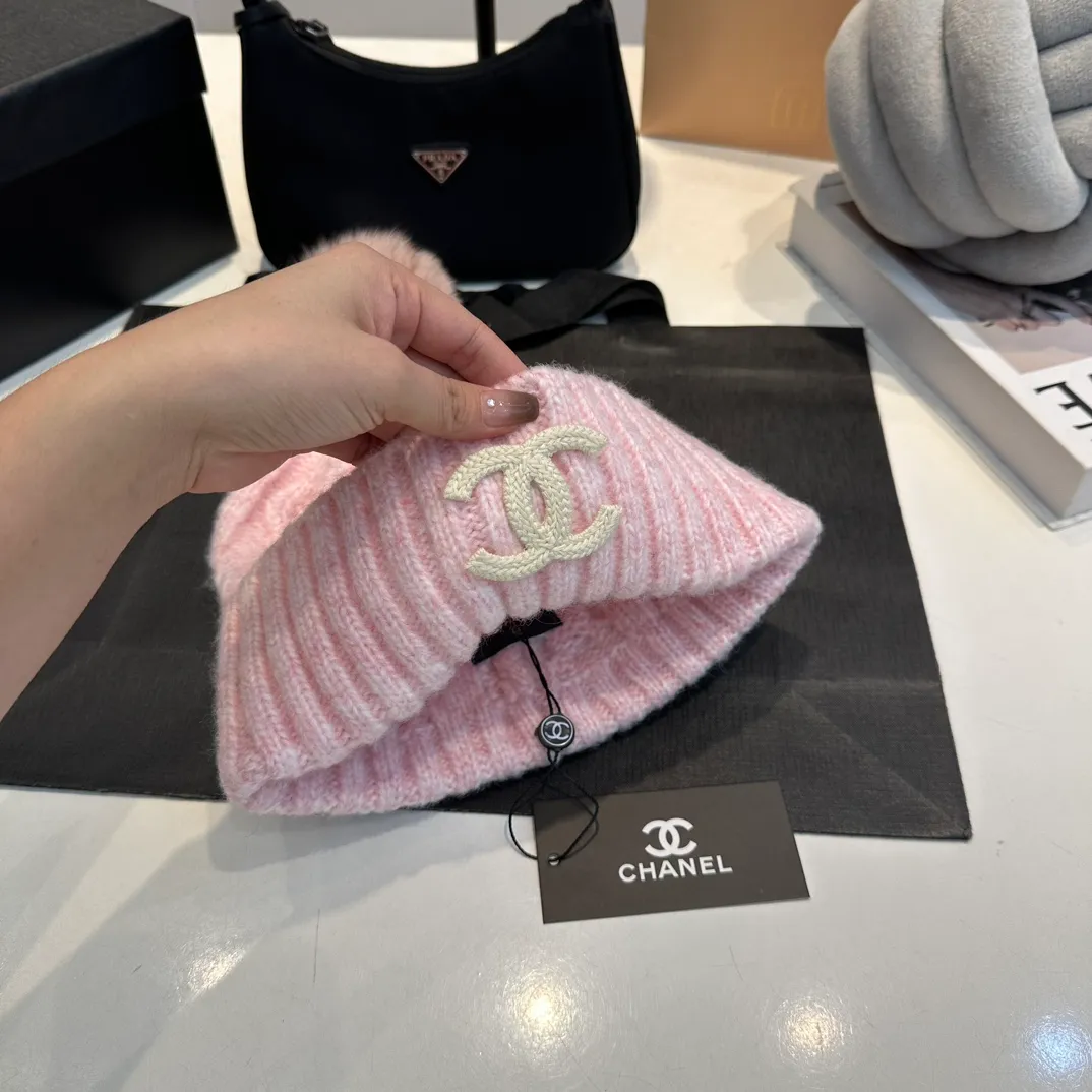 P90 CHANEL Chanel Orphan Fur Ball Autumn and Winter New Big Brand Wool Knitted Beanie One-size-fits-all, complete with tags ~ Very easy to match when out on the street!