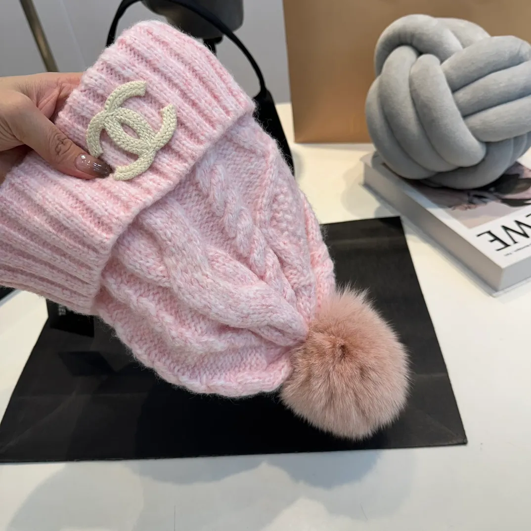 P90 CHANEL Chanel Orphan Fur Ball Autumn and Winter New Big Brand Wool Knitted Beanie One-size-fits-all, complete with tags ~ Very easy to match when out on the street!