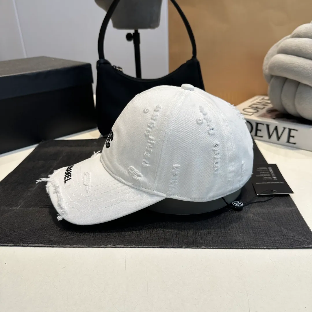 P60 new Chanel new high-version baseball cap, a classic baseball cap style, suitable for various occasions. Whether it is paired with casual wear or sportswear, it can easily enhance the fashion sense of the overall look. It is a trendy item that fashion lovers cannot miss.
