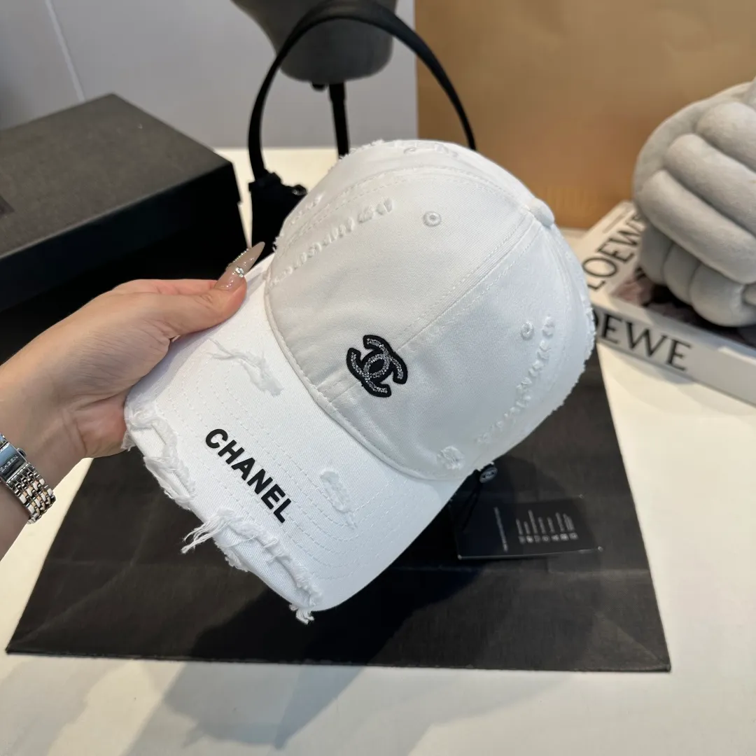 P60 new Chanel new high-version baseball cap, a classic baseball cap style, suitable for various occasions. Whether it is paired with casual wear or sportswear, it can easily enhance the fashion sense of the overall look. It is a trendy item that fashion lovers cannot miss.