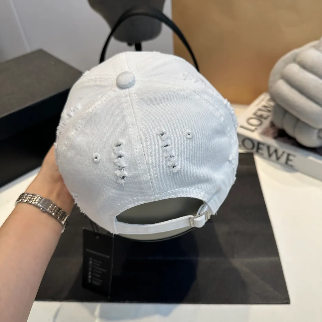 P60 new Chanel new high-version baseball cap, a classic baseball cap style, suitable for various occasions. Whether it is paired with casual wear or sportswear, it can easily enhance the fashion sense of the overall look. It is a trendy item that fashion lovers cannot miss.