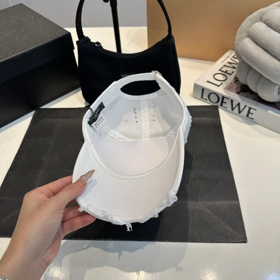P60 new Chanel new high-version baseball cap, a classic baseball cap style, suitable for various occasions. Whether it is paired with casual wear or sportswear, it can easily enhance the fashion sense of the overall look. It is a trendy item that fashion lovers cannot miss.