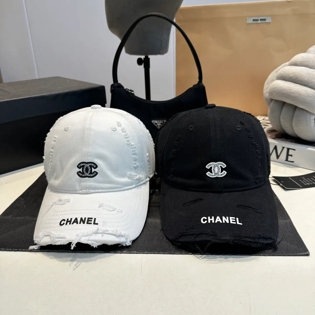 P60 new Chanel new high-version baseball cap, a classic baseball cap style, suitable for various occasions. Whether it is paired with casual wear or sportswear, it can easily enhance the fashion sense of the overall look. It is a trendy item that fashion lovers cannot miss.