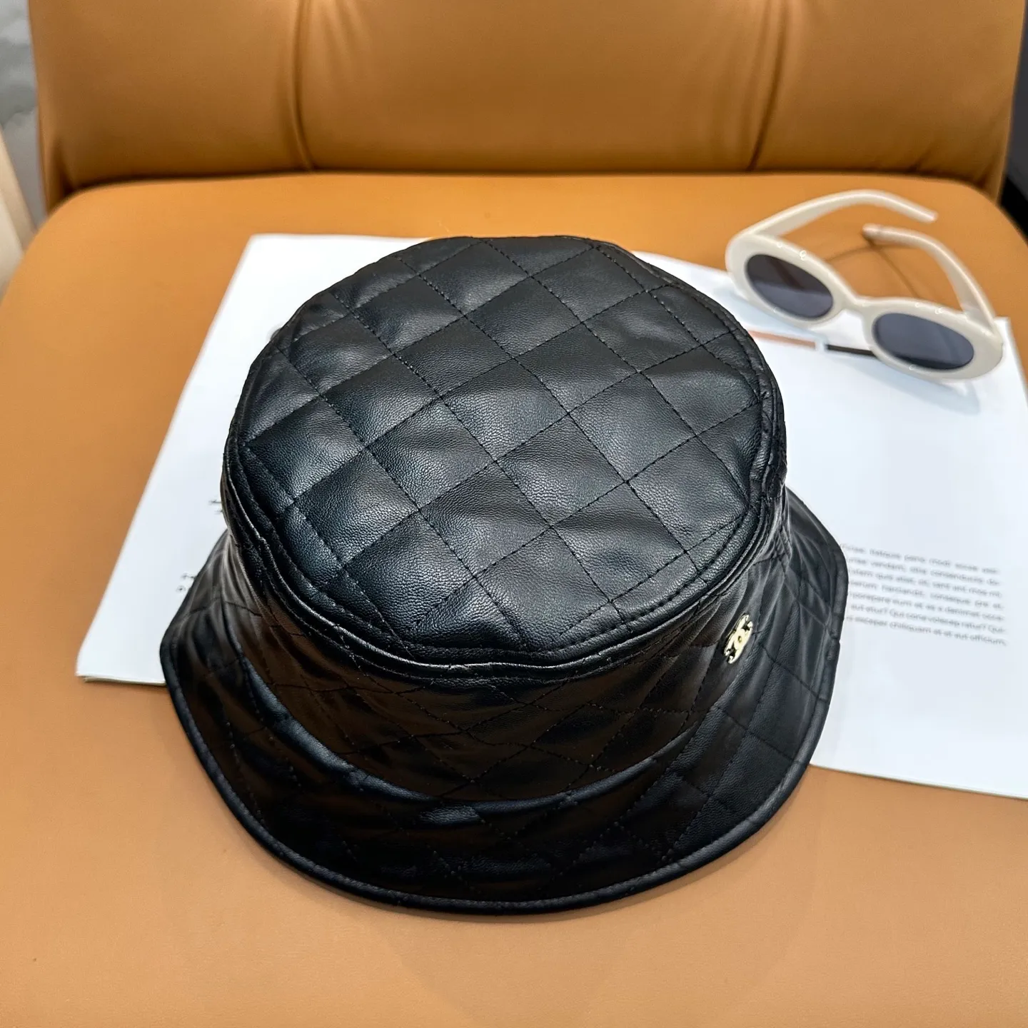 P60 Chanel, new autumn and winter product, leather plaid fisherman hat with exquisite details, counter quality and full of personality