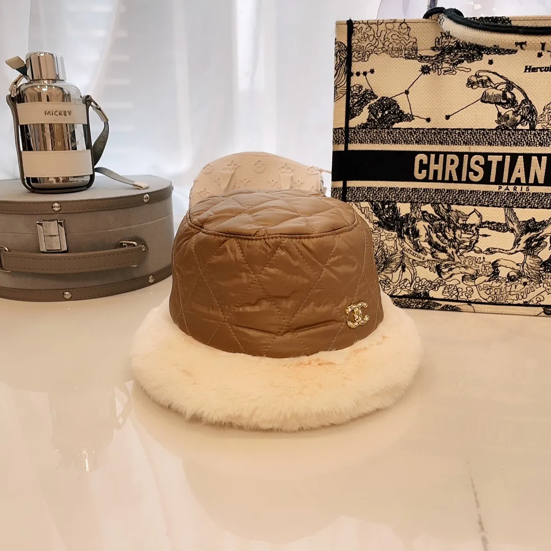 P70 CHANEL Chanel's most popular winter bucket hat. Lambswool lining, a small heater in winter. Windproof and waterproof fabric, excellent warmth retention. Mink fur splicing, full of fairy spirit, powder to wash it off.