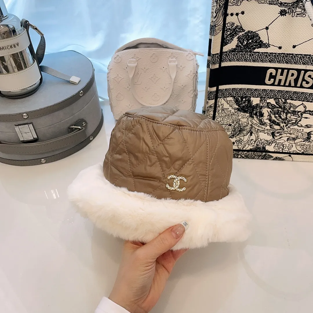 P70 CHANEL Chanel's most popular winter bucket hat. Lambswool lining, a small heater in winter. Windproof and waterproof fabric, excellent warmth retention. Mink fur splicing, full of fairy spirit, powder to wash it off.