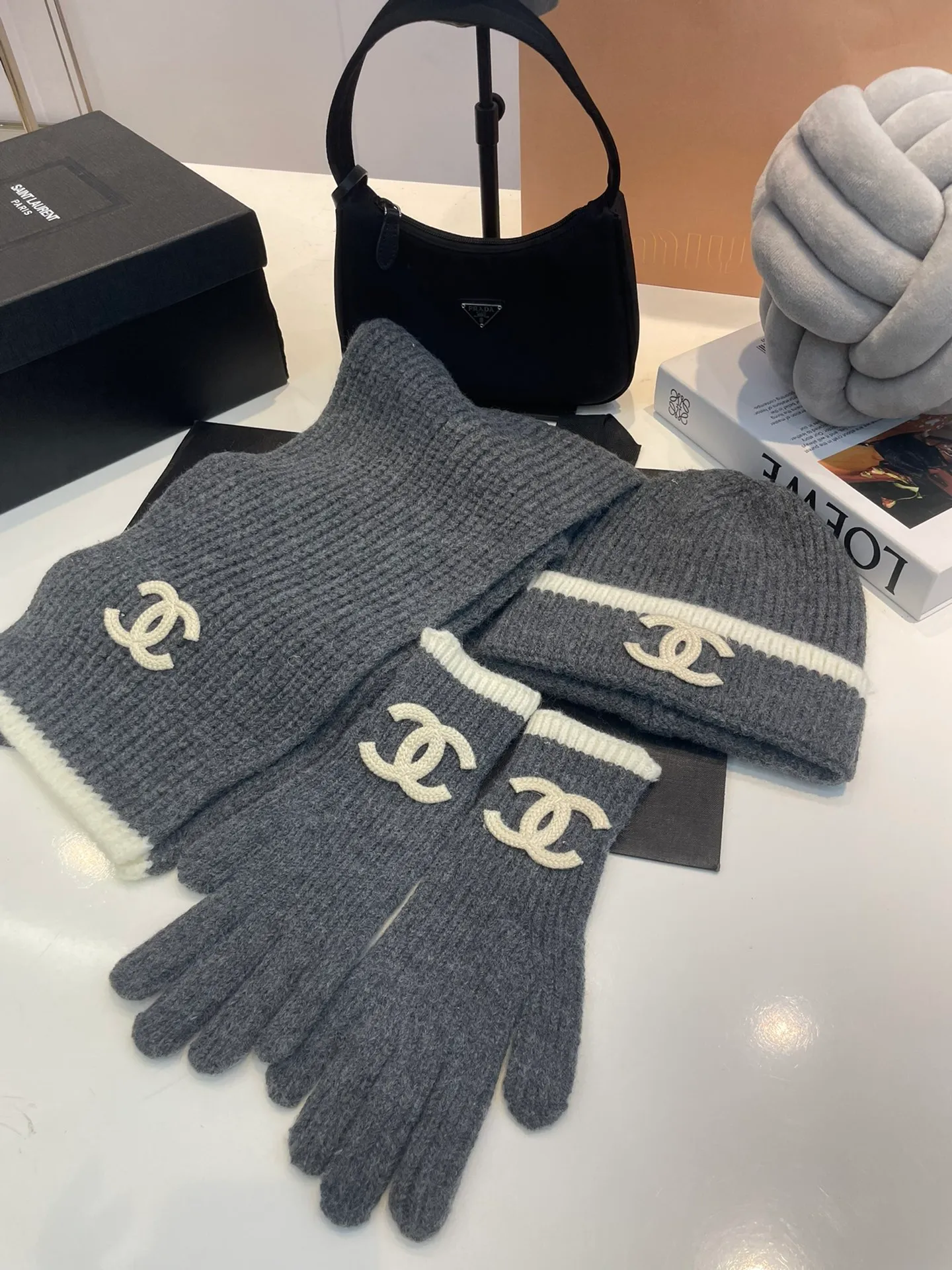 P180 CHANEL [Wool Suit, Scarf + Gloves + Hat-] Classic suit, hat, wool knitted hat and gloves, warm and super comfortable for winter. It’s a magical tool for young ladies to reduce their age~warm and fashionable! Can be made into mother-daughter parent-child style. Scarf: 185/35cm. Hat. Head circumference around 57 cm.
