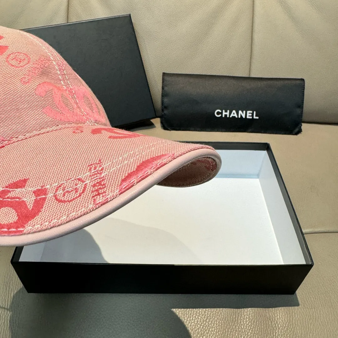 p90., Chanel (Chanel) classic original baseball cap, classic double C, 1:1 mold opening and customization at the counter, original canvas fabric + first layer of cowhide, light and breathable! The quality is great, the basic head circumference is 56cm, and the patch is adjustable.