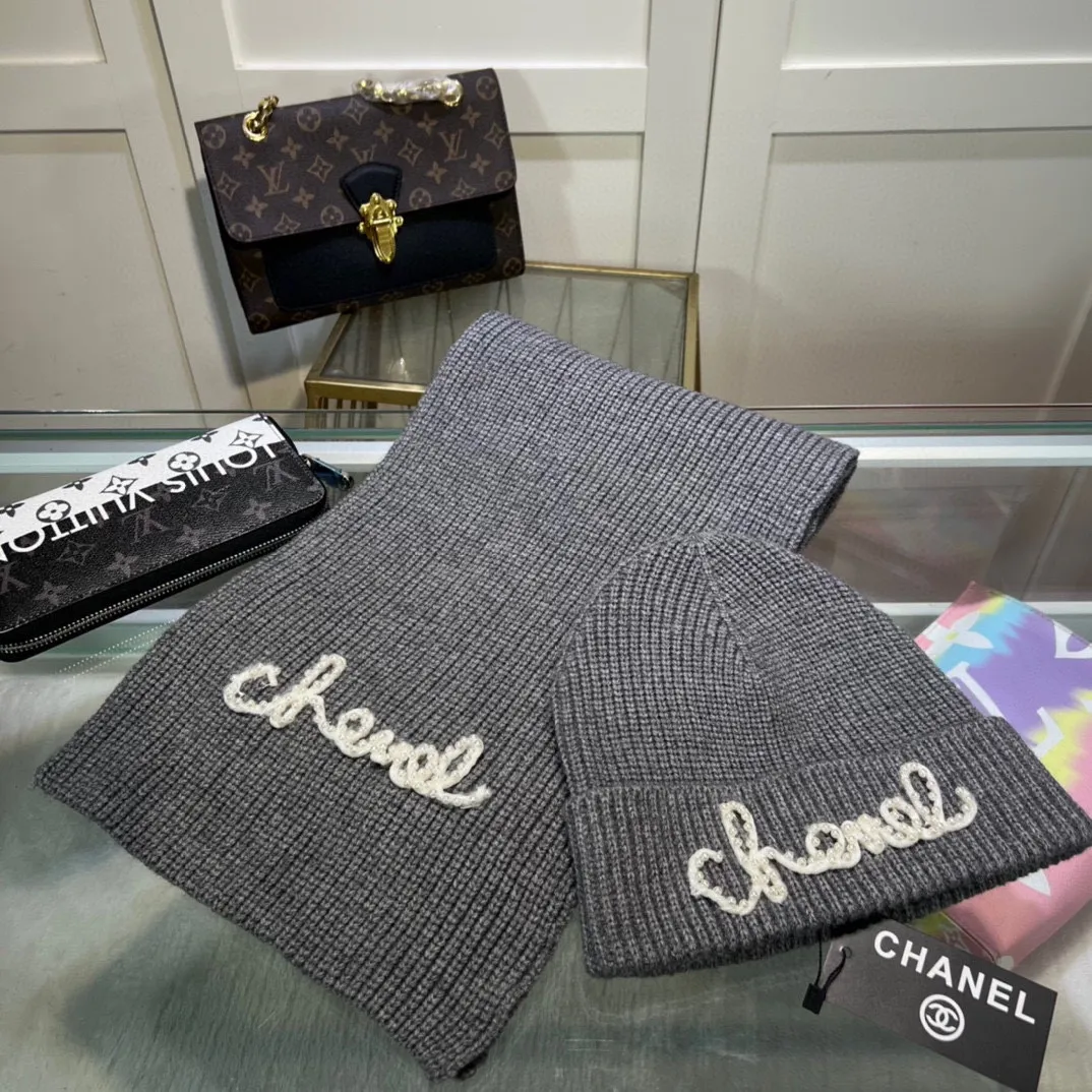 P170 CHANEL Xiaohongshu popular style, official website new classic suit hat! Hat ➕Scarf! It feels great in hand! It’s warm and super comfortable. This winter, all you need is a hat set like this. It’s warm and fashionable! Welcome to choose!!