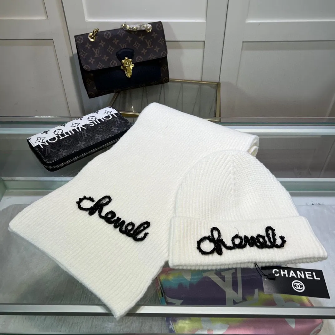 P170 CHANEL Xiaohongshu popular style, official website new classic suit hat! Hat ➕Scarf! It feels great in hand! It’s warm and super comfortable. This winter, all you need is a hat set like this. It’s warm and fashionable! Welcome to choose!!