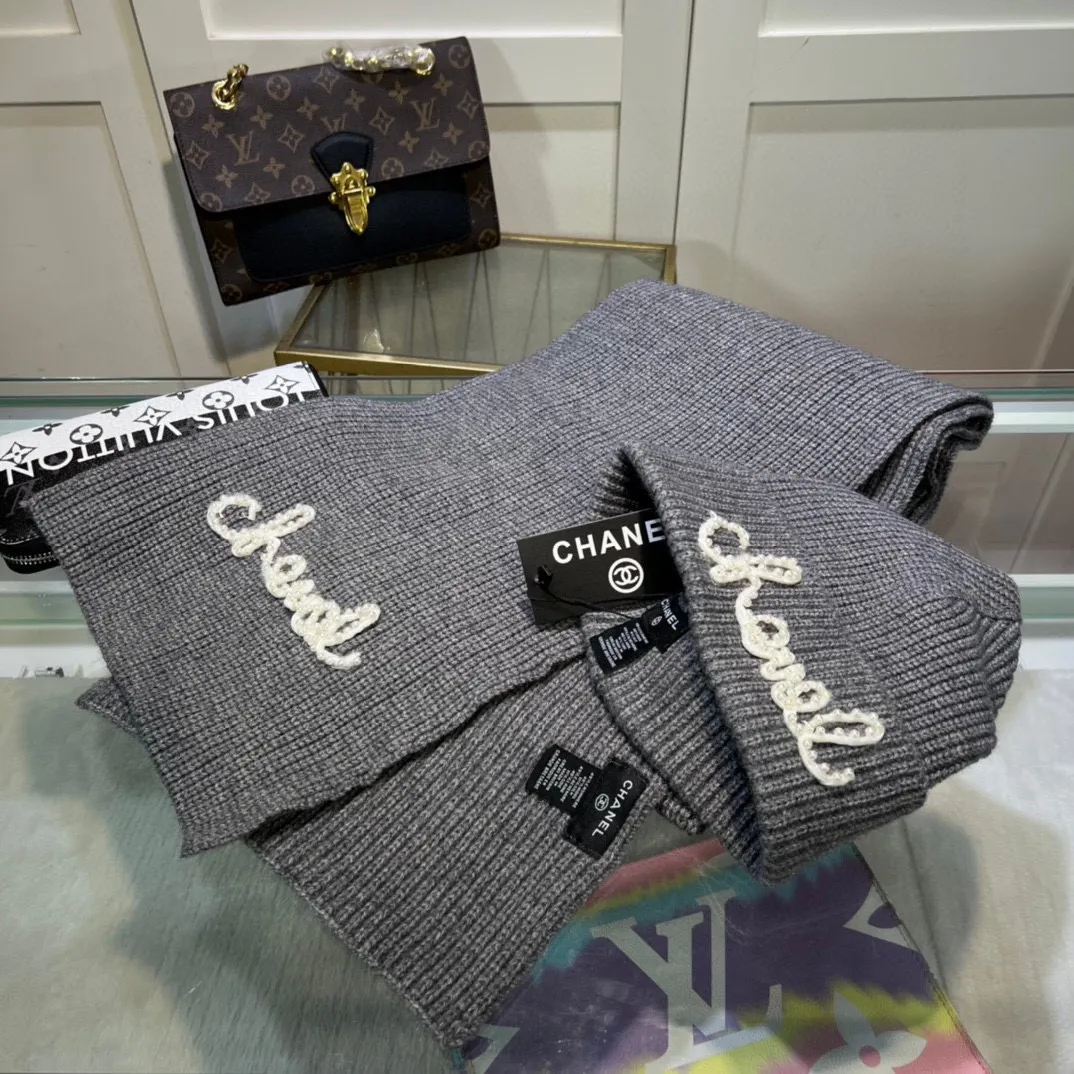 P170 CHANEL Xiaohongshu popular style, official website new classic suit hat! Hat ➕Scarf! It feels great in hand! It’s warm and super comfortable. This winter, all you need is a hat set like this. It’s warm and fashionable! Welcome to choose!!