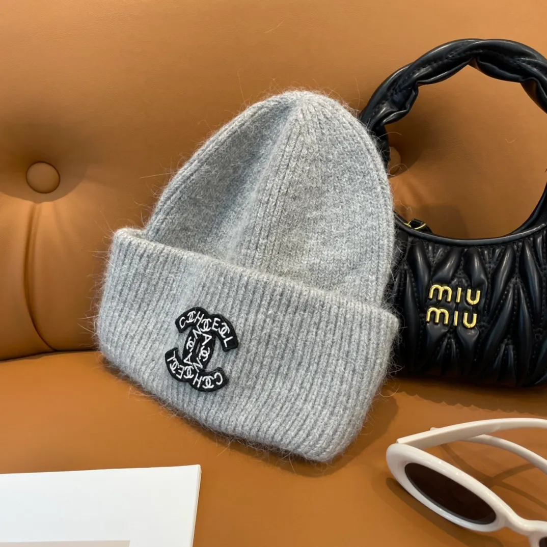 P56 comes with dust bag 🌺 [CHANEL] New rabbit fur knitted hat, Xiaohongshu, the main recommendation of major Internet celebrities! Thicker and warmer, fashionable and popular🌸First-class texture, the best brand for keeping warm in autumn and winter, order now, limited quantity available
