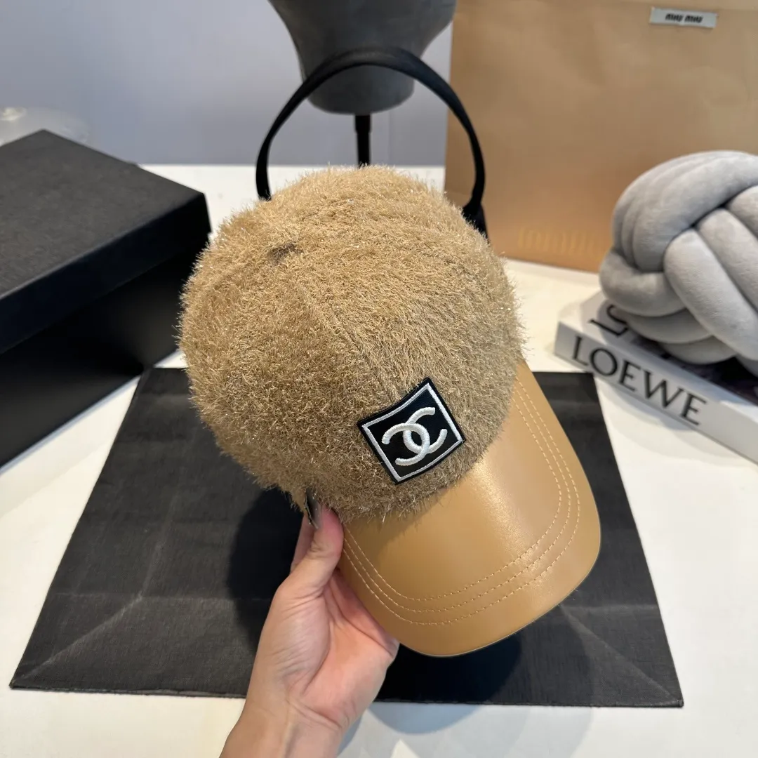 P60 CHANEL Chanel's new autumn and winter small fragrance style baseball cap🧢, the big brand model is super easy to match, one that you can wear with your eyes closed