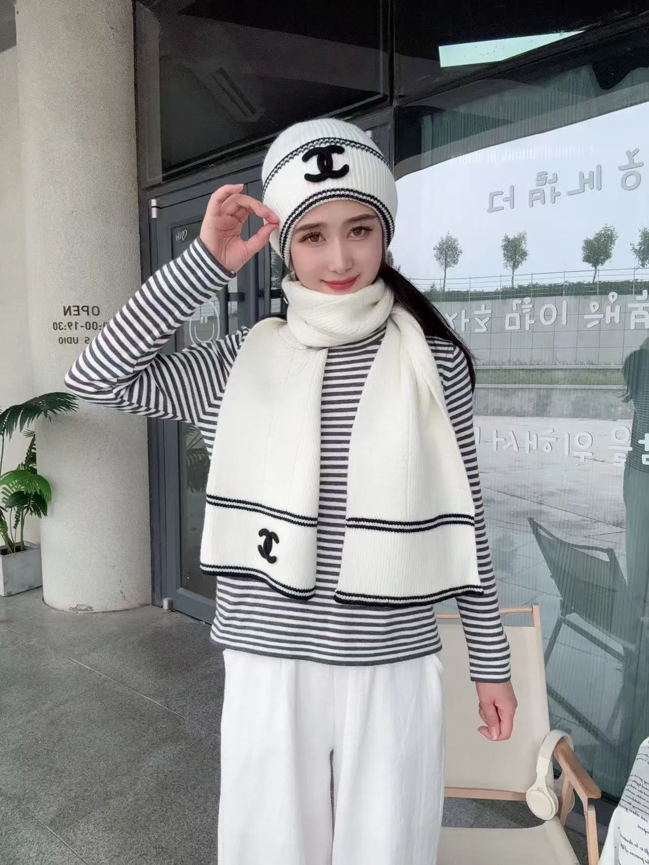 P170 CHANEL Xiaohongshu popular style, official website new classic suit hat! Hat ➕Scarf! It feels great in hand! It’s warm and super comfortable. This winter, all you need is a hat set like this. It’s warm and fashionable! Welcome to choose!!