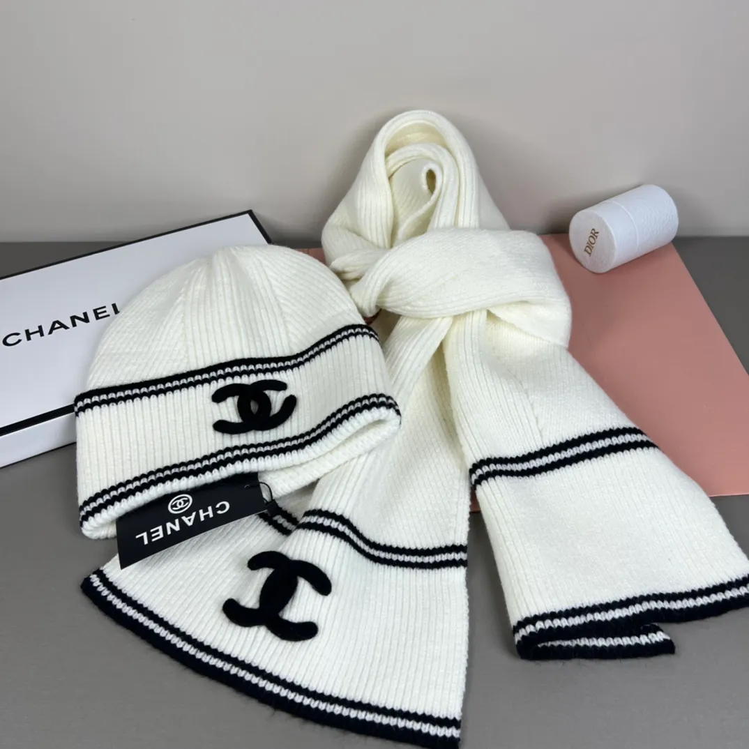 P170 CHANEL Xiaohongshu popular style, official website new classic suit hat! Hat ➕Scarf! It feels great in hand! It’s warm and super comfortable. This winter, all you need is a hat set like this. It’s warm and fashionable! Welcome to choose!!