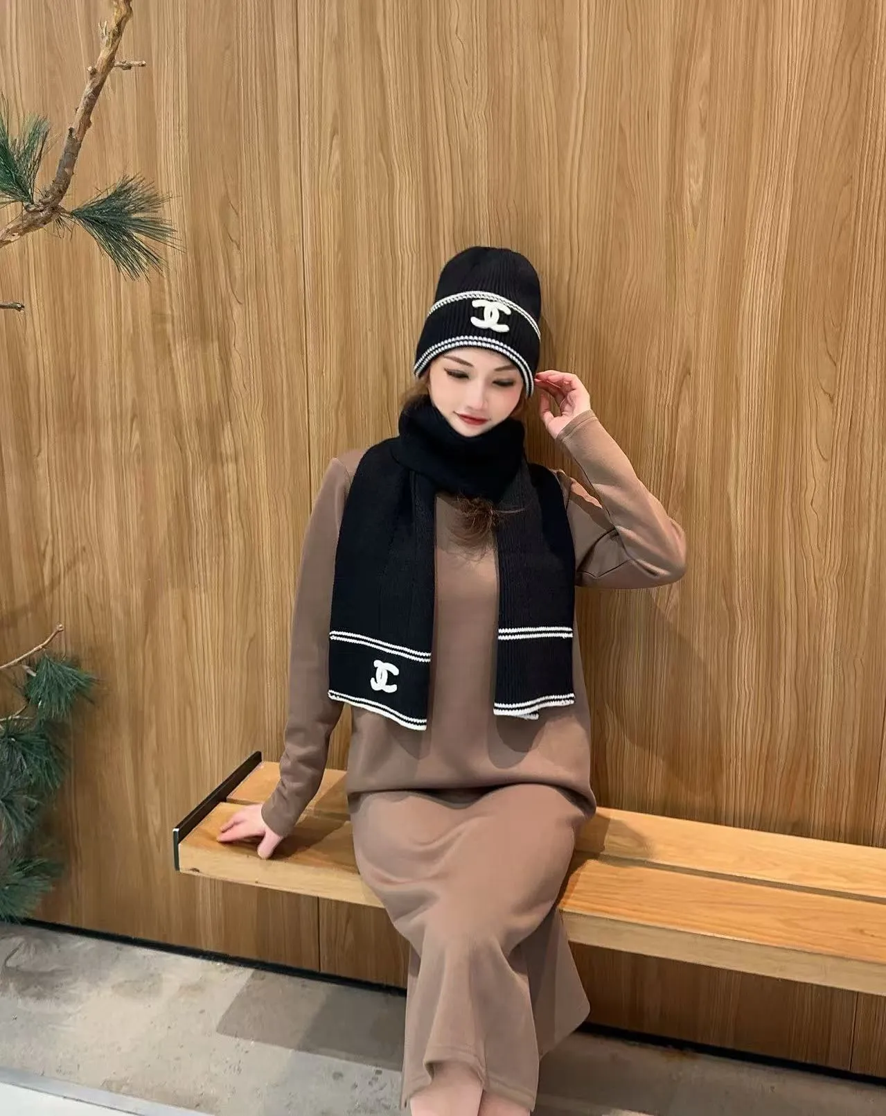 P170 CHANEL Xiaohongshu popular style, official website new classic suit hat! Hat ➕Scarf! It feels great in hand! It’s warm and super comfortable. This winter, all you need is a hat set like this. It’s warm and fashionable! Welcome to choose!!